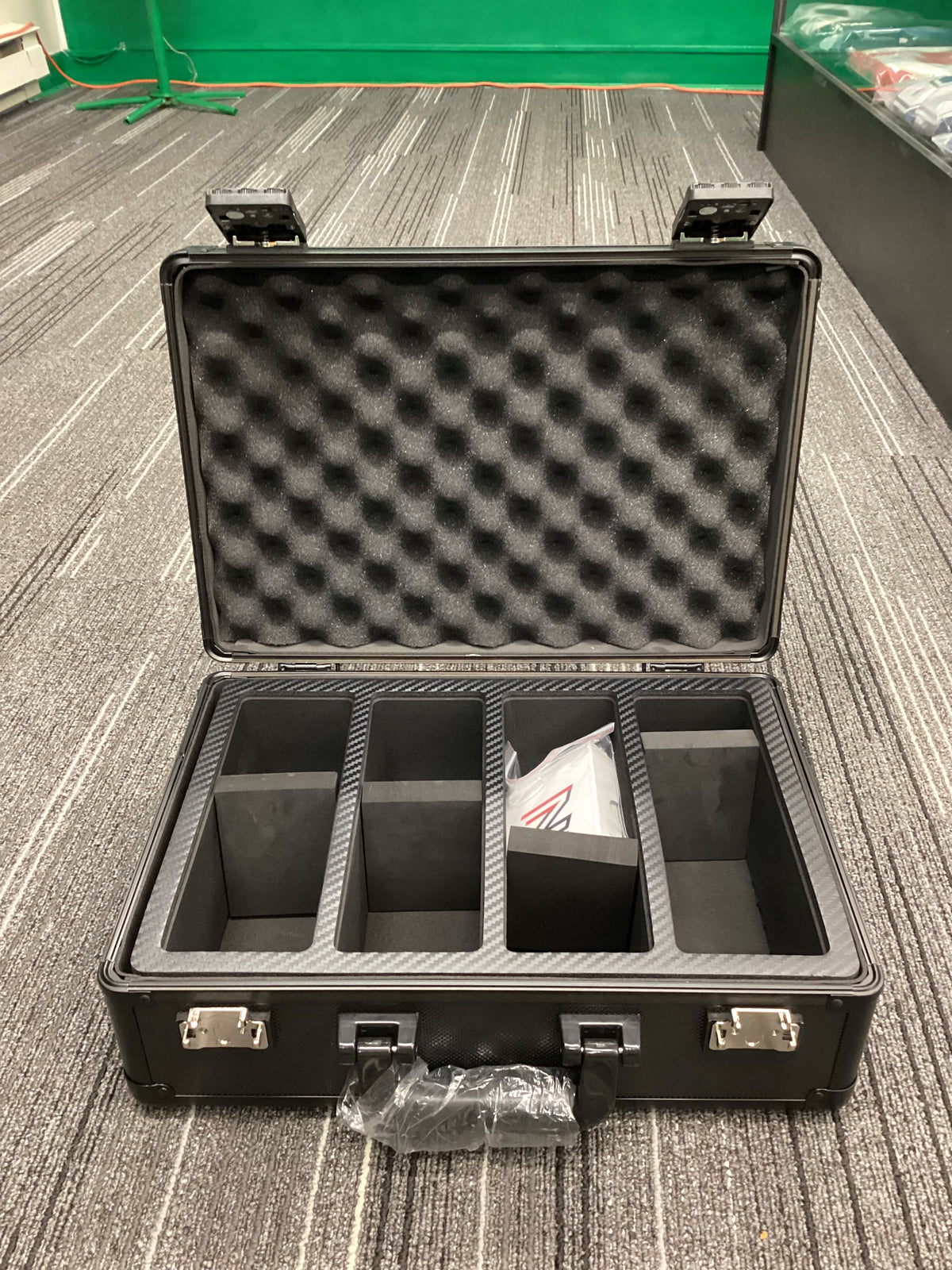 Zion Slab T Case - holds 120 Onetouch or 600 top loaders